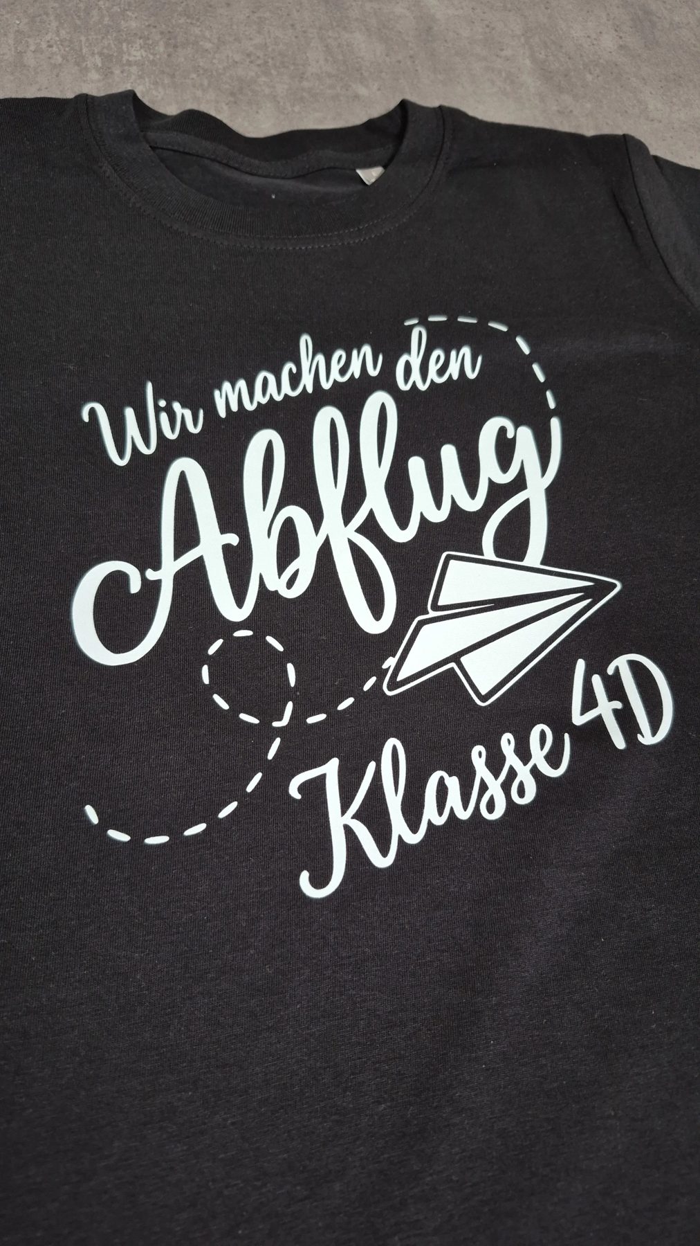 Schwarzes T-Shirt mit weißem Abschlussmotiv einer Schulklasse
