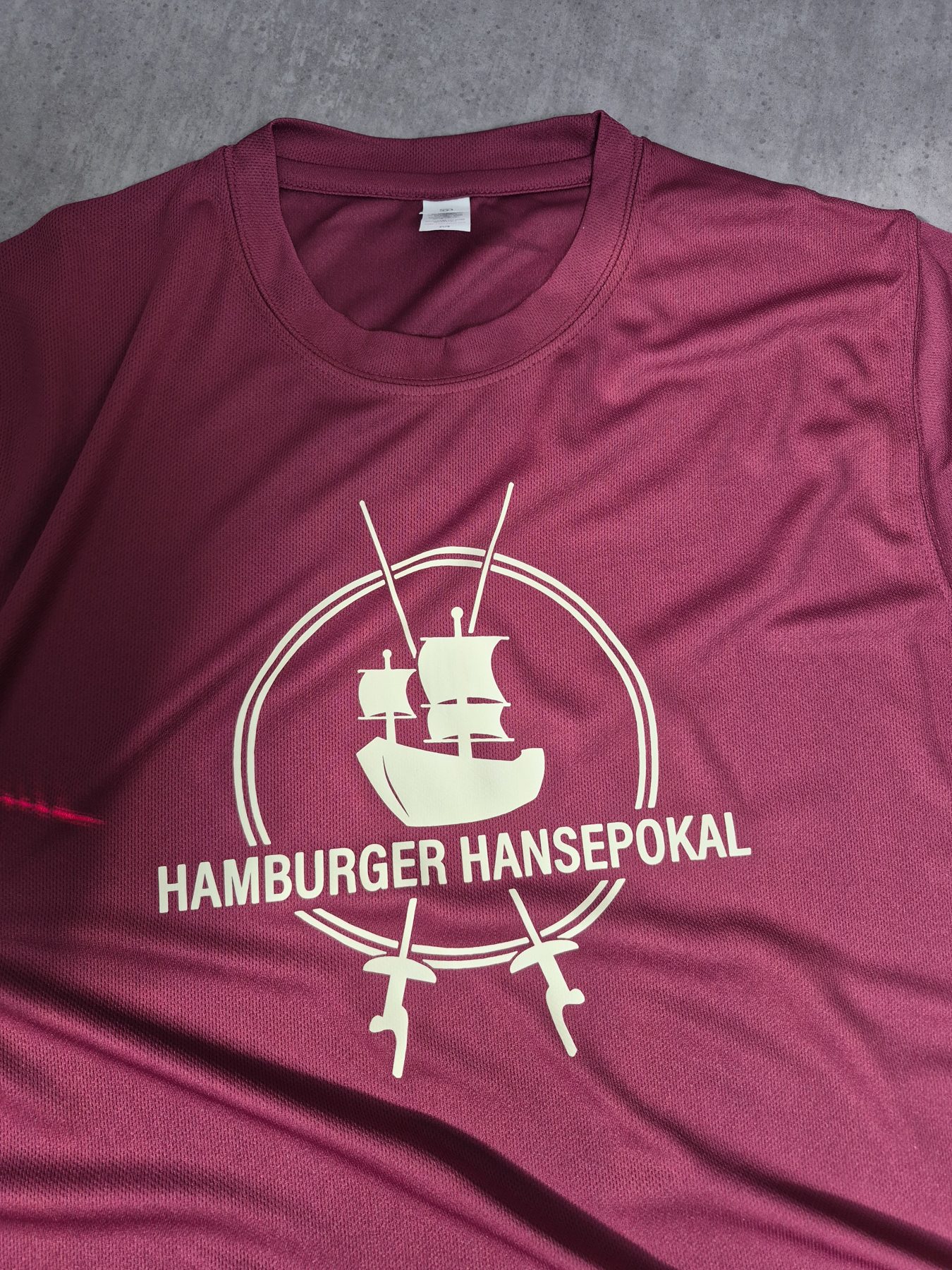 Weinrotes Funktionsshirt mit einfarbigem Turnierlogo