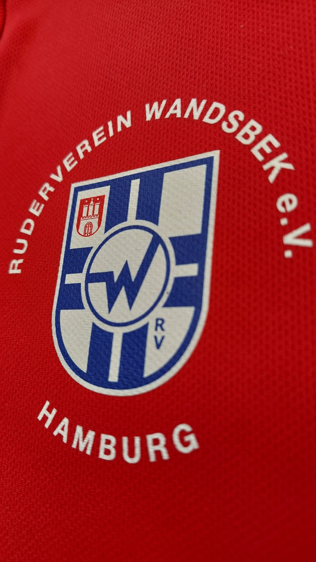 Rotes Funktionsshirt mit gedrucktem Wappen des Rudervereins Wandsbek